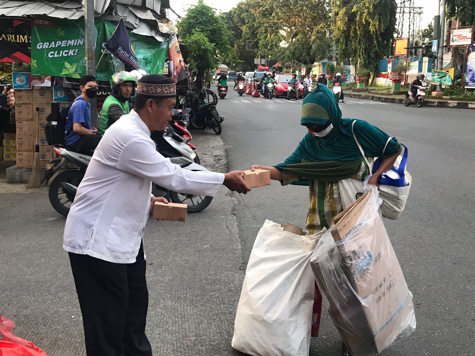 Dindin Syarifuddin, Ketua DPD SWI Depok sedang membagikan takjil. (06/04/2023).