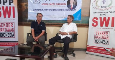 Anggota Dewan Pers Atmaji Sapto Anggoro didampingi Sekjen SWI Herry Budiman saat memamparkan kiat-kiat membangun profesionalitas organisasi wartawan pada Ngopi Bareng di Kantor DPP SWI, Selasa (4/4/2023).