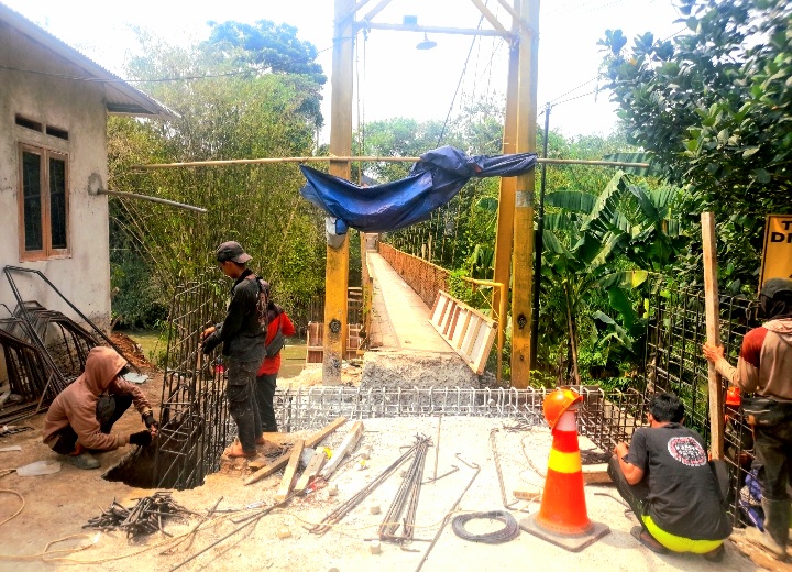 Jembatan kuning Kelurahan Kalimulnya