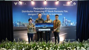 Direksi PermataBank dan PT Neta Auto Indonesia dalam acara perjanjian kerjasama distributor financing. Dari kiri ke kanan: Nithawadee Limpodom, Chief of International Business Development & Advisory PT Bank Permata Tbk.; Jerry Huang, Managing Director PT NETA Auto Indonesia; Liu Lei, Vice President of NETA Overseas; dan Richard Budiono, Division Head Transaction Banking PT Bank Permata Tbk.