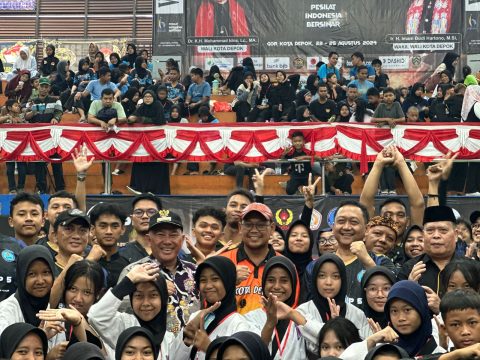 peserta BNN CUP 2024 Foto bersama Wali Kota Depok, Wakil Wali Kota Depok, dan Kepala BNN Kota Depok