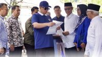 Menteri Nusron Serahkan Sertifikat kepada Masyarakat Kampung Nelayan Muara Angke