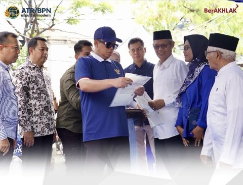 Menteri Nusron Serahkan Sertifikat kepada Masyarakat Kampung Nelayan Muara Angke