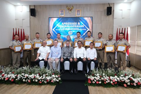Wamen ATR/BPN Berikan Penghargaan WTAB ke 11 Kantor Pertanahan