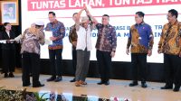Pemerintah Serahkan 1.120 Sertifikat Tanah kepada Transmigran di Sukabumi