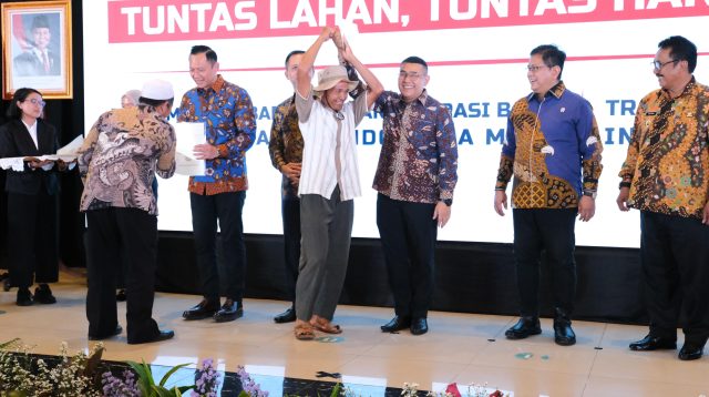 Pemerintah Serahkan 1.120 Sertifikat Tanah kepada Transmigran di Sukabumi