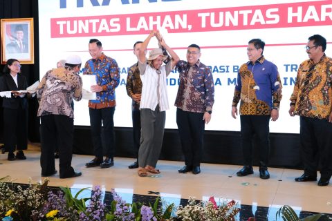 Pemerintah Serahkan 1.120 Sertifikat Tanah kepada Transmigran di Sukabumi