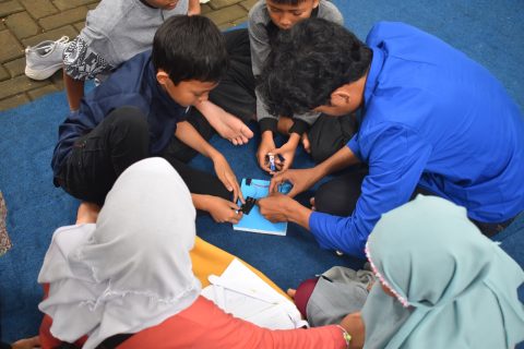 Mahasiswa UPER Ajak Anak Jalanan Berdayakan Limbah Jadi Energi