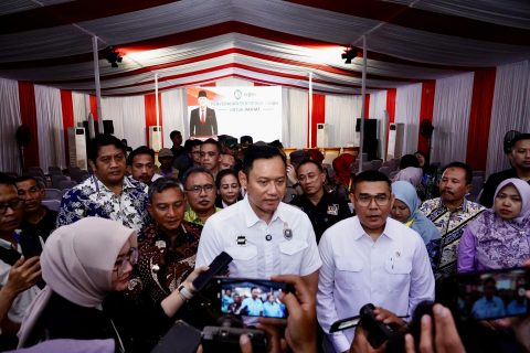 AHY & Wamen ATR/BPN Serahkan Ribuan Sertifikat Tanah di Pacitan