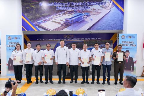 AHY dan Wamen ATR Serahkan 160 Sertifikat Tanah di Sulawesi Tengah