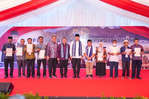 Wamen ATR/Waka BPN dan Menko IPK Serahkan 228 Sertipikat Elektronik