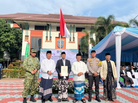 Peringatan Hari Santri Jadi Momentum BPN Depok Serahkan Sertipikat Wakaf