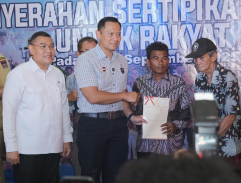 Jamin Kepastian Hukum, ATR/BPN Serahkan Sertipikat Tanah Ulayat di Padang