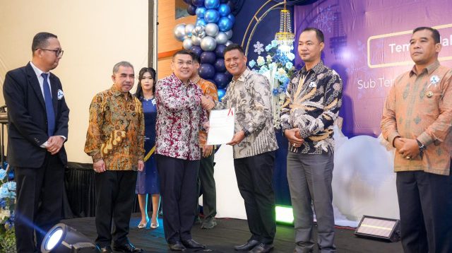 Momen Natal, Wamen ATR/BPN Serahkan 7 Sertipikat Tanah Gereja di Riau