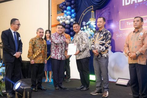 Momen Natal, Wamen ATR/BPN Serahkan 7 Sertipikat Tanah Gereja di Riau