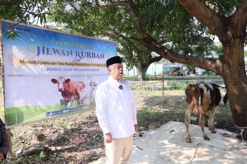Menteri Nusron Serahkan Kurban Sekaligus Peringati Milad ke-70 Ponpes Attaqwa