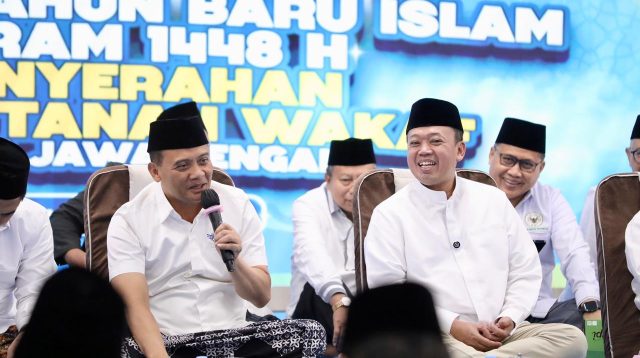 Menteri ATR/BPN Serahkan 243 Sertipikat Tanah Wakaf di Jawa Tengah