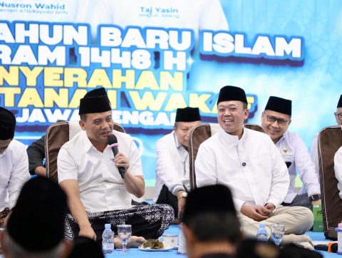 Menteri ATR/BPN Serahkan 243 Sertipikat Tanah Wakaf di Jawa Tengah