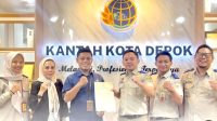 Kantah Depok Serahkan 3 Sertipikat Tanah ke PT Tirta Asasta