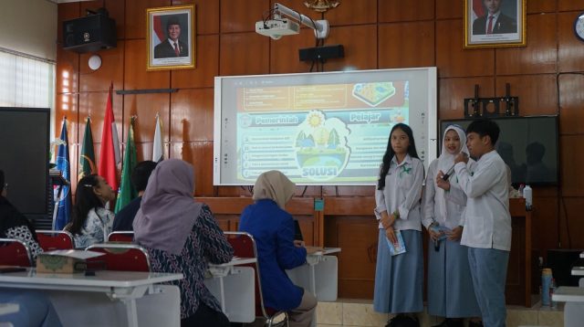 UPER Dorong Literasi Transisi Energi Siswa SMAN 1 Depok Melalui Pembelajaran Berbasis Proyek