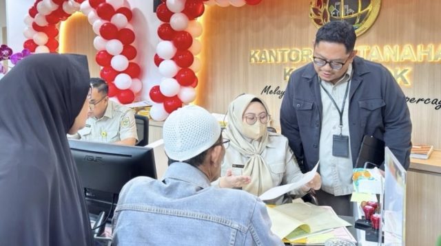 Tingkatkan Kualitas Layanan, Jajaran Pengawas Kantah Depok Pantau Loket Pelayanan