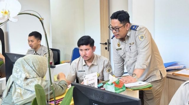 Kantah Depok Evaluasi dan Sapa Pemohon di Loket Pelayanan
