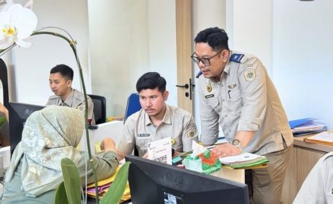 Kantah Depok Evaluasi dan Sapa Pemohon di Loket Pelayanan
